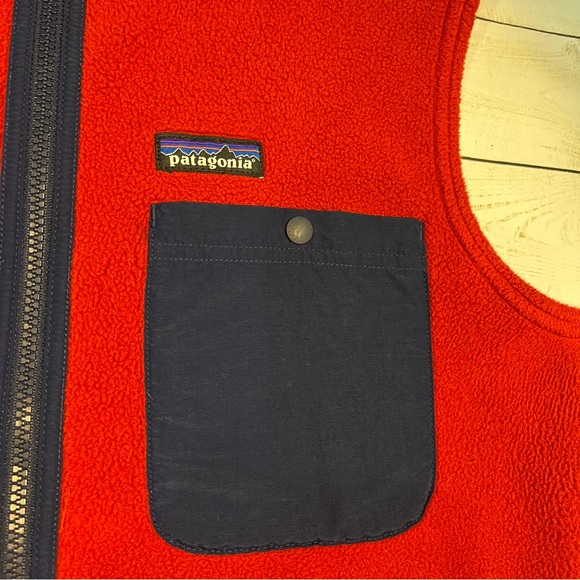 Patagonia Men's Synchilla Fleece Vest in red with navy blue accents Sz M Red - Picture 2 of 9